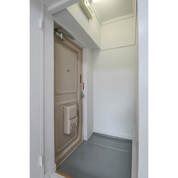 玄関　同じ建物の別のお部屋
