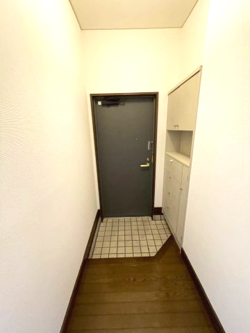 玄関　イメージとして同マンション他部屋を表示しています