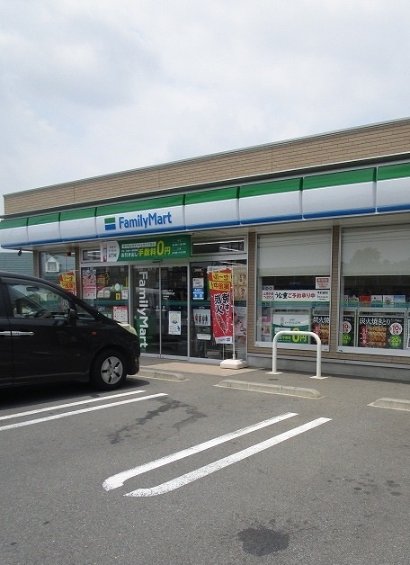 コンビニ　ファミリーマート（コンビニ）まで400m