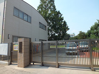 小学校　世田谷区立烏山北小学校（小学校）まで491m