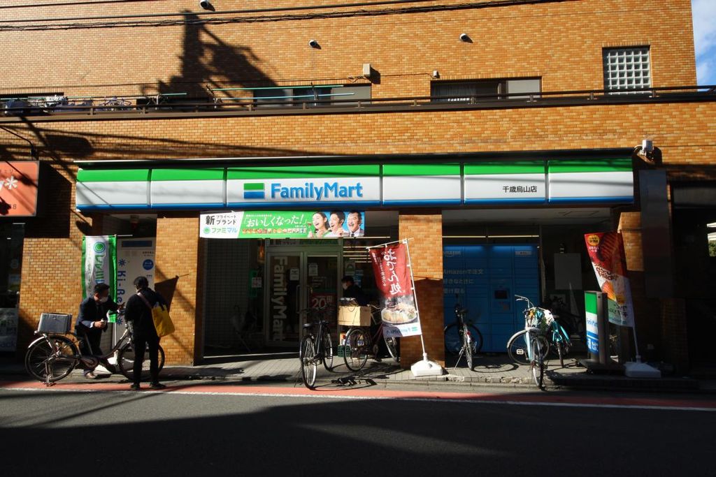 コンビニ　ファミリーマート（コンビニ）まで180m