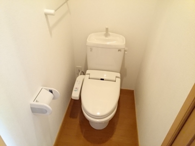 トイレ　温水洗浄便座付きのトイレです♪