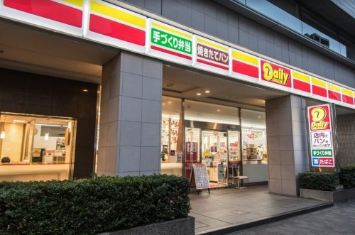 コンビニ　デイリーヤマザキ東陽町駅前店（コンビニ）まで304m
