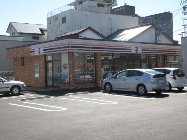 コンビニ　セブンイレブン（コンビニ）まで220m