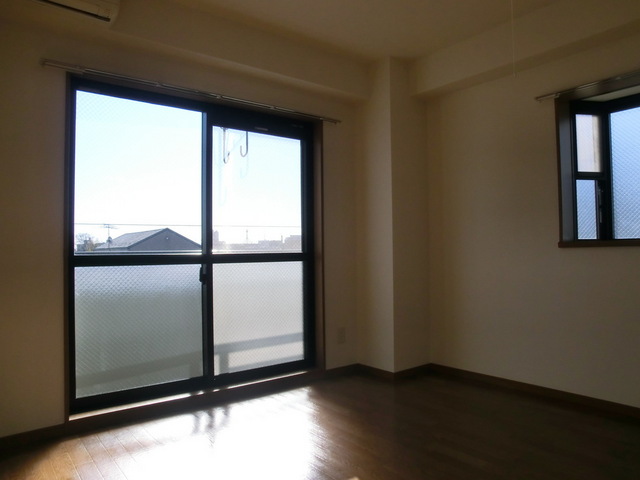居室・リビング　洋室広々8帖の角部屋です♪