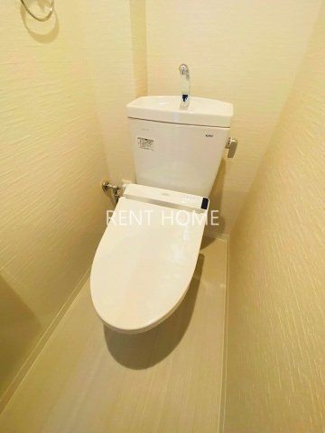 トイレ　温水洗浄便座付きのトイレです。