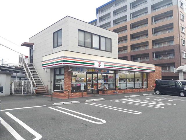 コンビニ　セブンイレブン粕屋柚須駅前店（コンビニ）まで900m