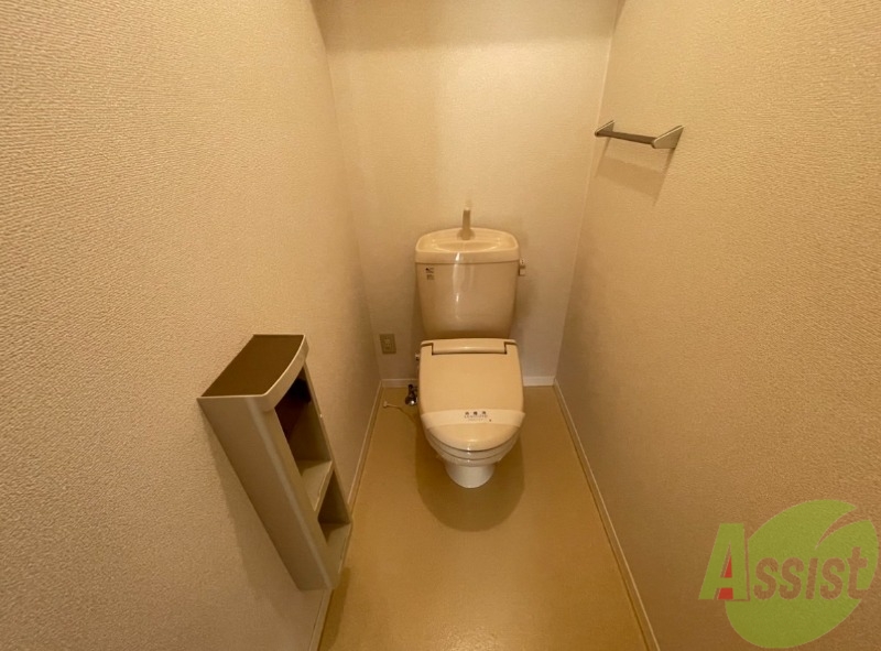 トイレ　温水洗浄便座付きのトイレは、使用しやすくうれしいですね。
