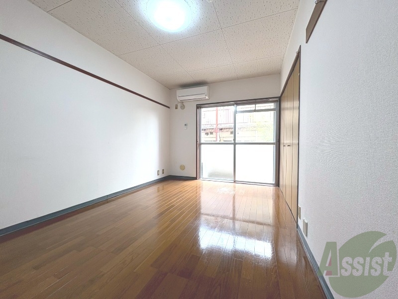 その他部屋・スペース　お部屋が広いのでベッドを置いても狭く感じないです。