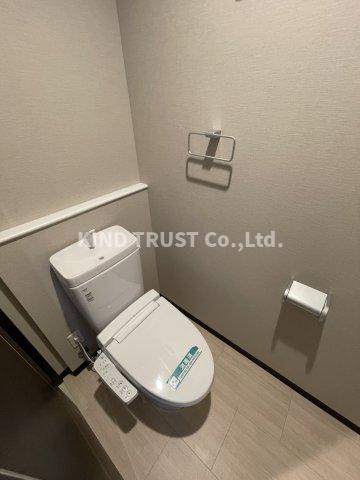 トイレ　落ち着いた色調のトイレです