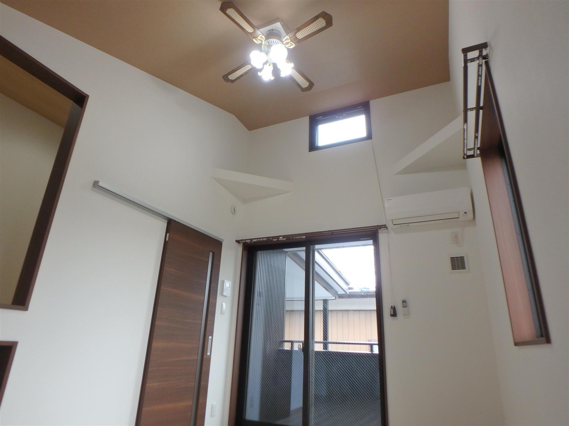 その他部屋・スペース　天井が高く開放感のあるお部屋です
