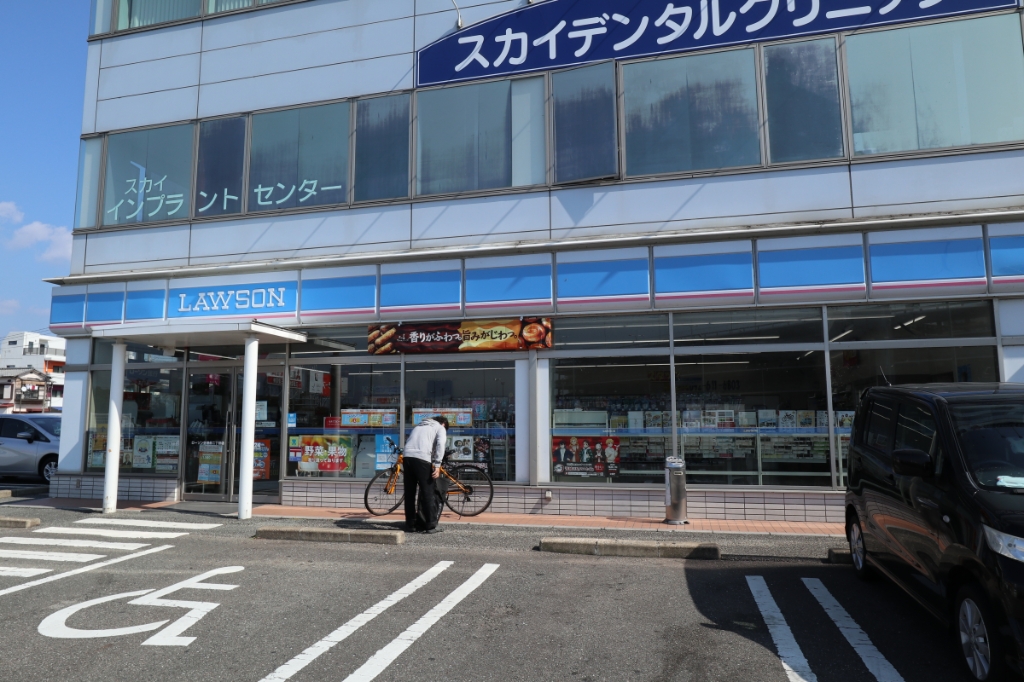 コンビニ　ローソン 空港前二丁目店（コンビニ）まで128m