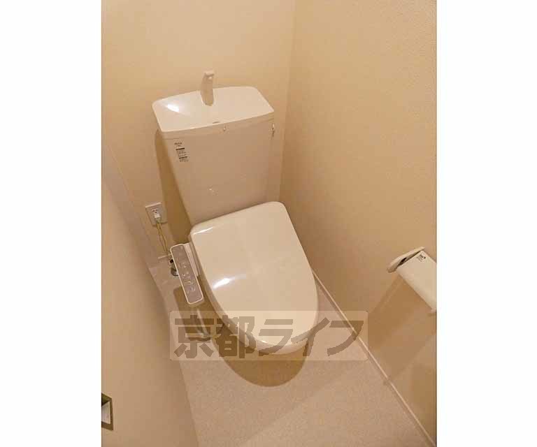 トイレ　ウォシュレット完備。