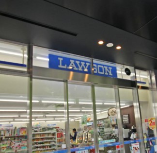コンビニ　ローソン赤坂氷川公園前店（コンビニ）まで102m