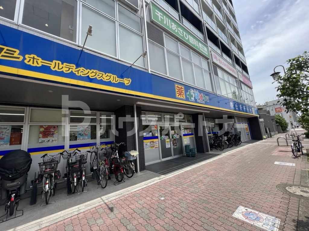 ドラックストア　どらっぐぱぱす千川駅前店（ドラッグストア）まで240m