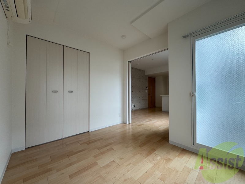 その他部屋・スペース　寝室はこちらです。光が差し込む、温かみのあるお部屋です。