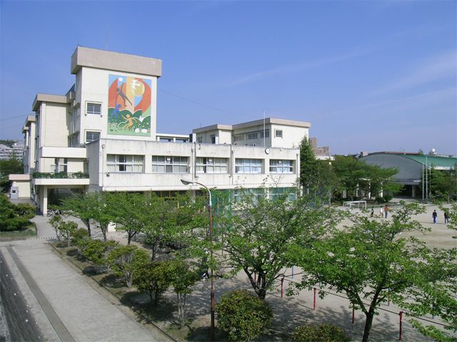 小学校　泉丘小学校（小学校）まで439m