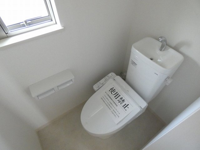 トイレ　温水洗浄便座付き　2階にもトイレ完備