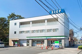 コンビニ　ファミリーマート横浜公田町店（コンビニ）まで582m