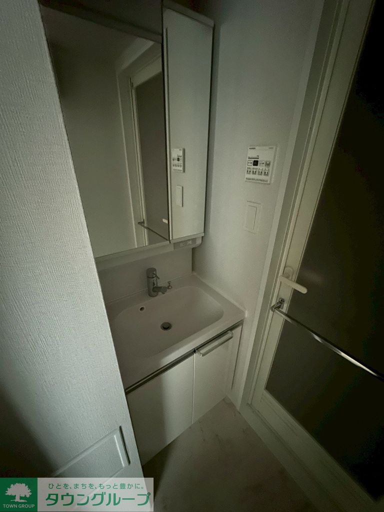 洗面設備　反転タイプの写真を使用しております。