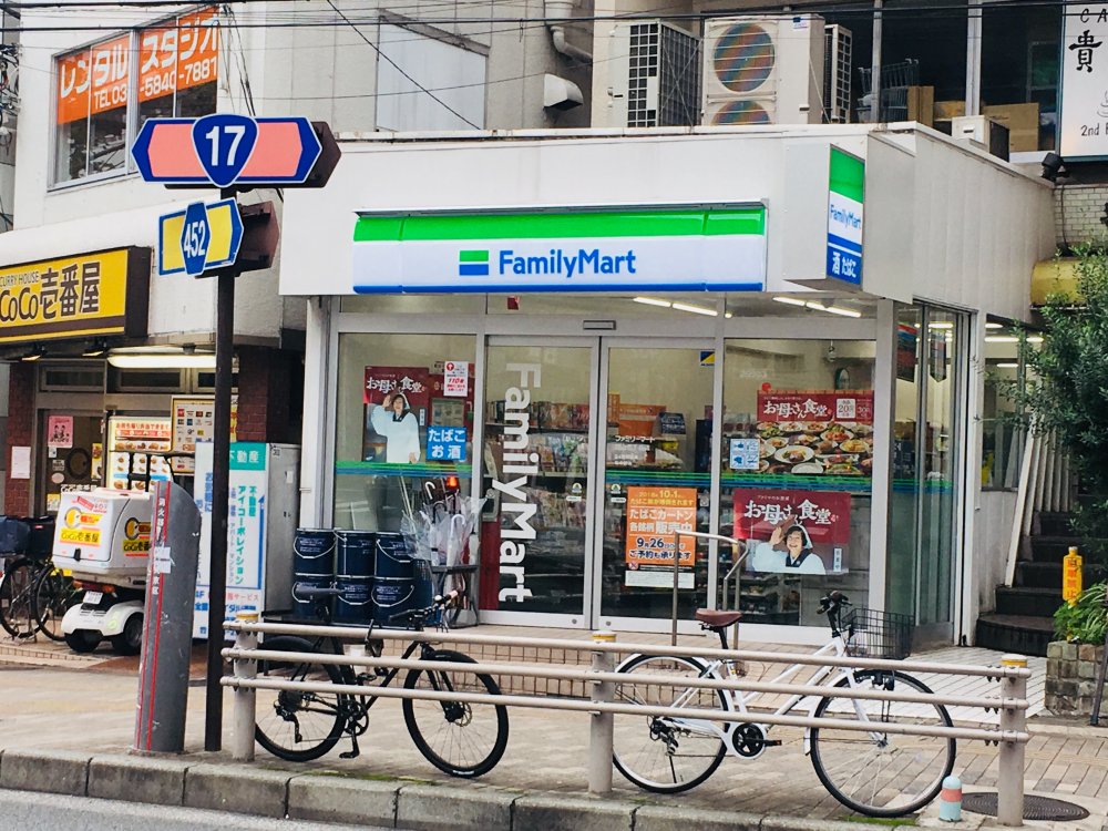 コンビニ　ファミリーマート白山五丁目店（コンビニ）まで81m
