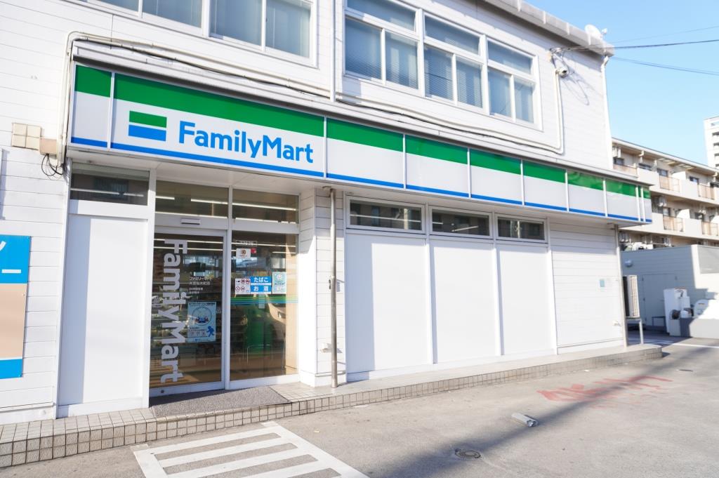 コンビニ　ファミリーマート 大宮桜木町店（コンビニ）まで535m
