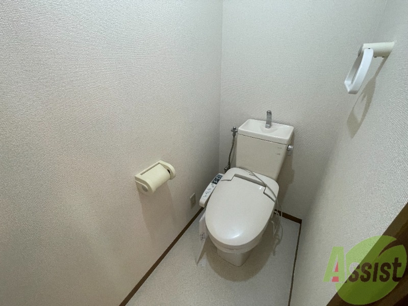 トイレ　温水洗浄便座なので快適に使用できそうですね。