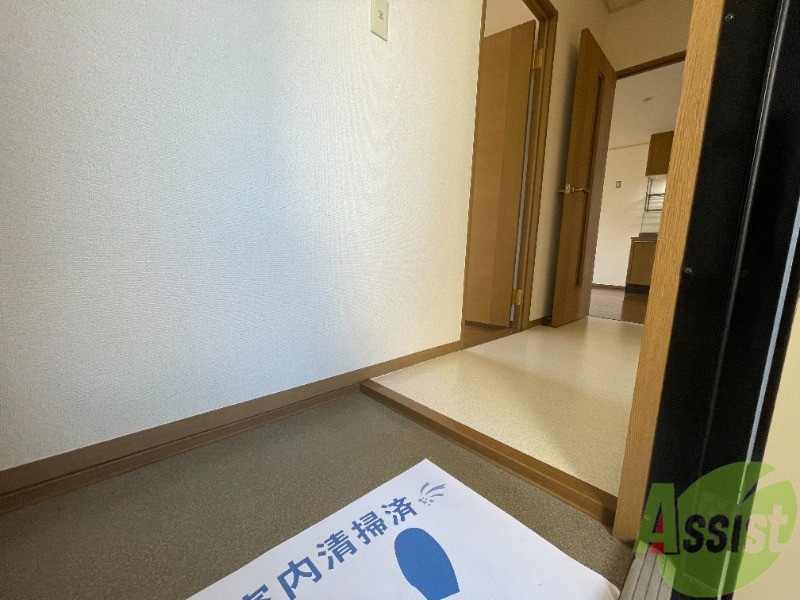 玄関　玄関からの様子です。すぐ部屋が見えないのは安心ですね。