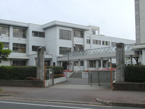 小学校　中部小学校（小学校）まで490m