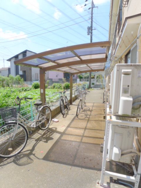 その他共有部分　屋根付きの駐輪場があります
