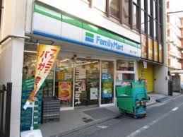 コンビニ　ファミリーマート 東山三丁目店（コンビニ）まで32m