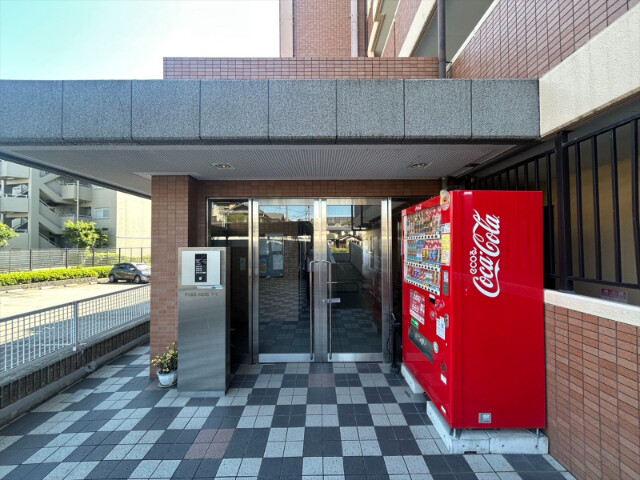 エントランス　落ち着いたエントランスです