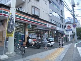 コンビニ　セブンイレブン（コンビニ）まで595m