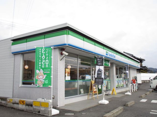 コンビニ　ファミリーマート（コンビニ）まで610m