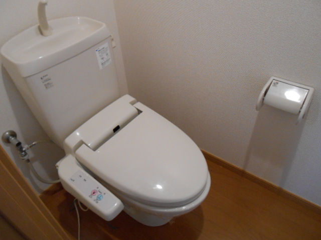 トイレ　温水洗浄便座完備・小物収納棚あり