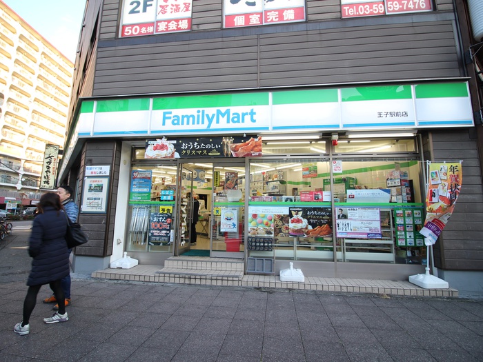 コンビニ　ファミリーマート王子駅前店（コンビニ）まで252m