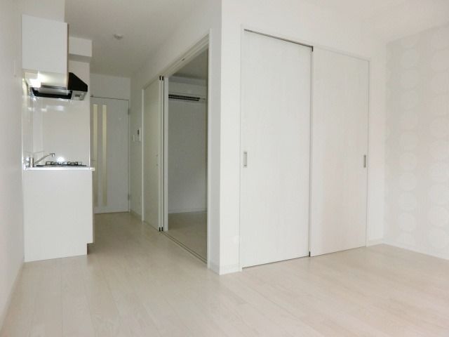 その他部屋・スペース　バルコニー側からのお部屋です