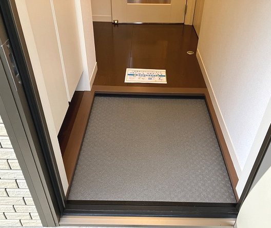 玄関　人感センサー照明あり