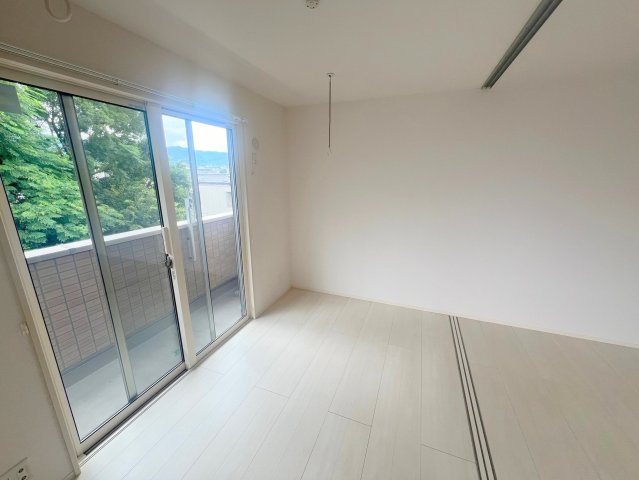その他部屋・スペース　ゆとりのあるベッドルームで快適な睡眠をとってくださいね。