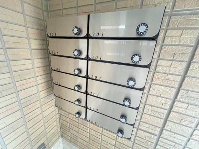 ロビー　ロビーにある各部屋毎のメールボックス。
