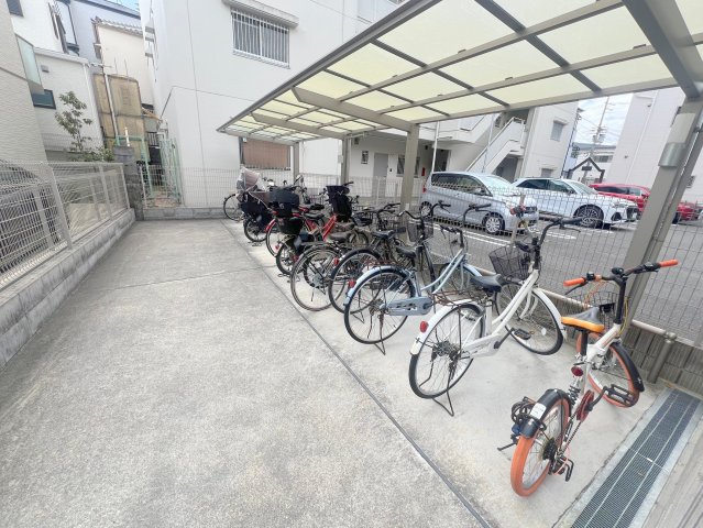 駐車場　敷地内には入居者専用の駐輪スペースもあります。