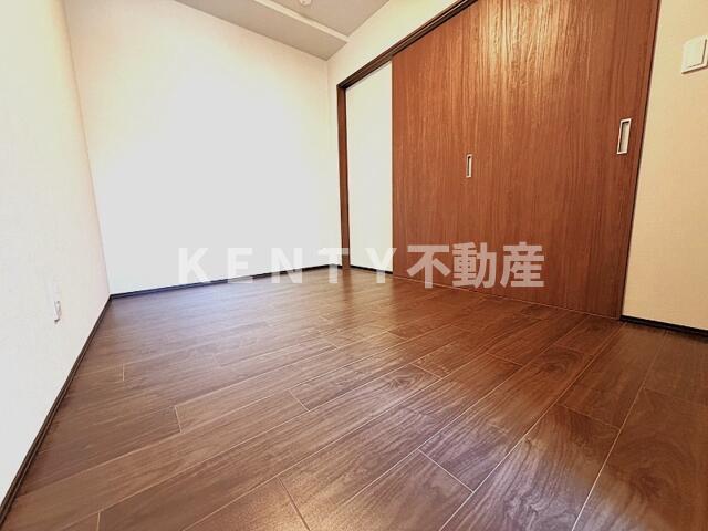 その他部屋・スペース　落ち着いた色調の寝室です