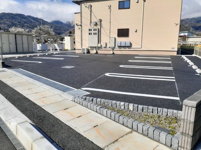 駐車場　駐車場に車を止められます