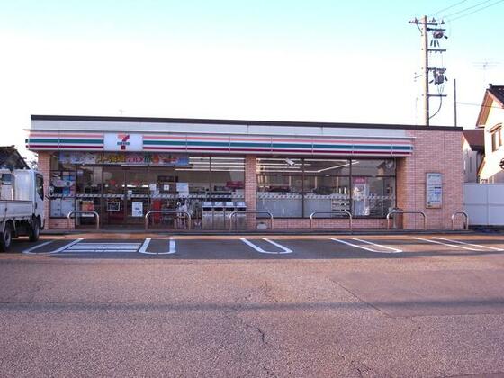 コンビニ　セブンイレブン富山下くつわだ店（コンビニ）まで435m