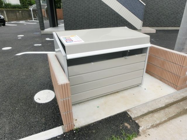 その他　敷地内にゴミ置場があります
