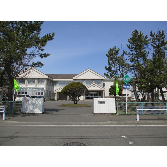 小学校　苫小牧市立錦岡小学校（小学校）まで1024m