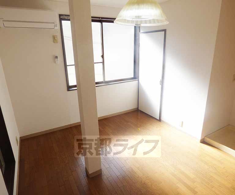 居室・リビング　落ち着いた雰囲気のお部屋です