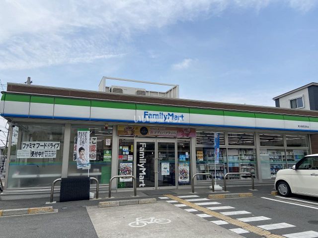 コンビニ　ファミリーマート 東大阪南荘町店（コンビニ）まで749m