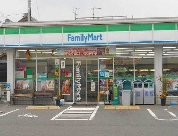 コンビニ　ファミリーマート（コンビニ）まで450m