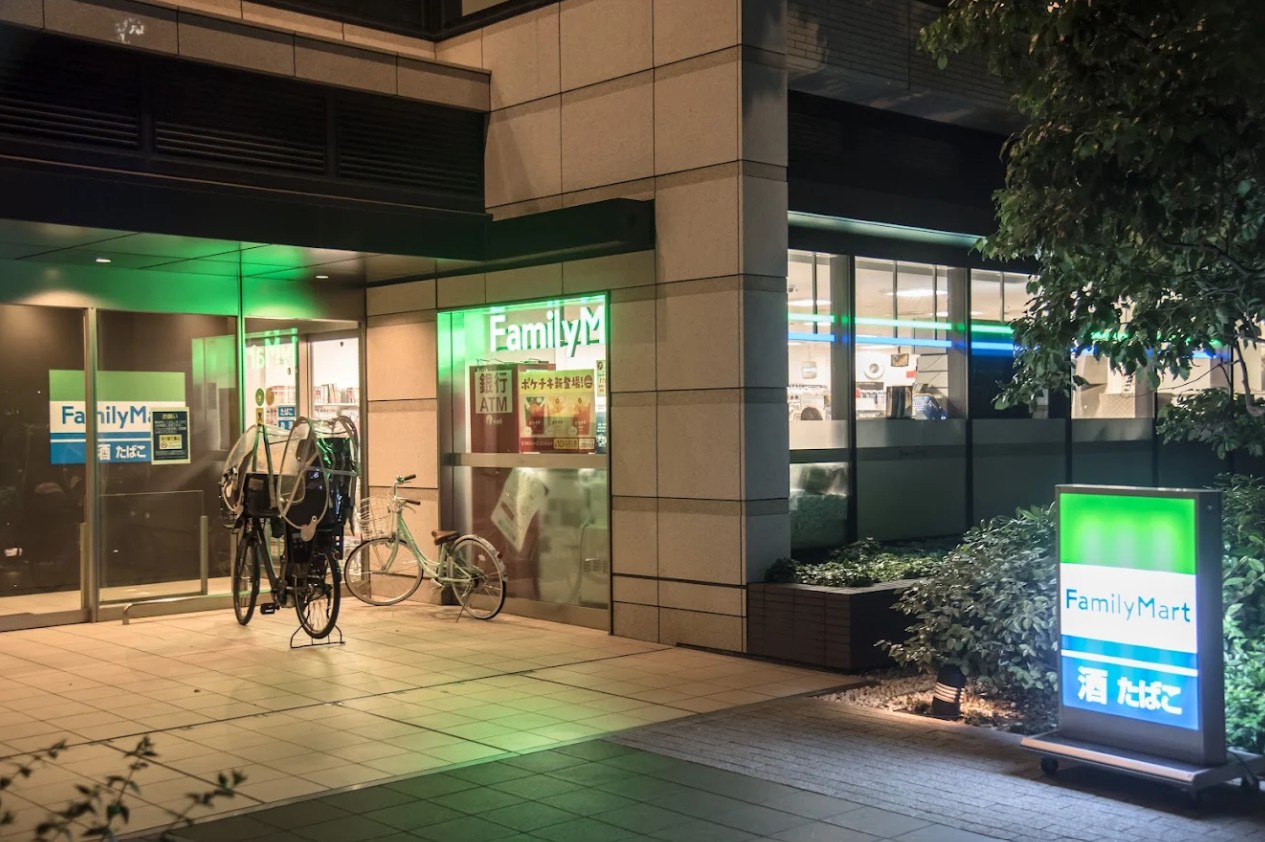 コンビニ　ファミリーマートグローバルフロントタワー店（コンビニ）まで211m
